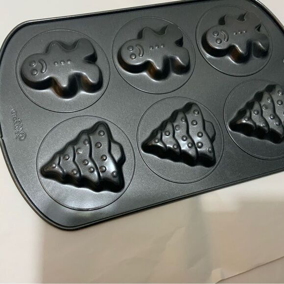 Wilton 6 count Christmas - Tree and Gingerbread - Muffin Or Mini Cake Pan - Picture 4 of 5
